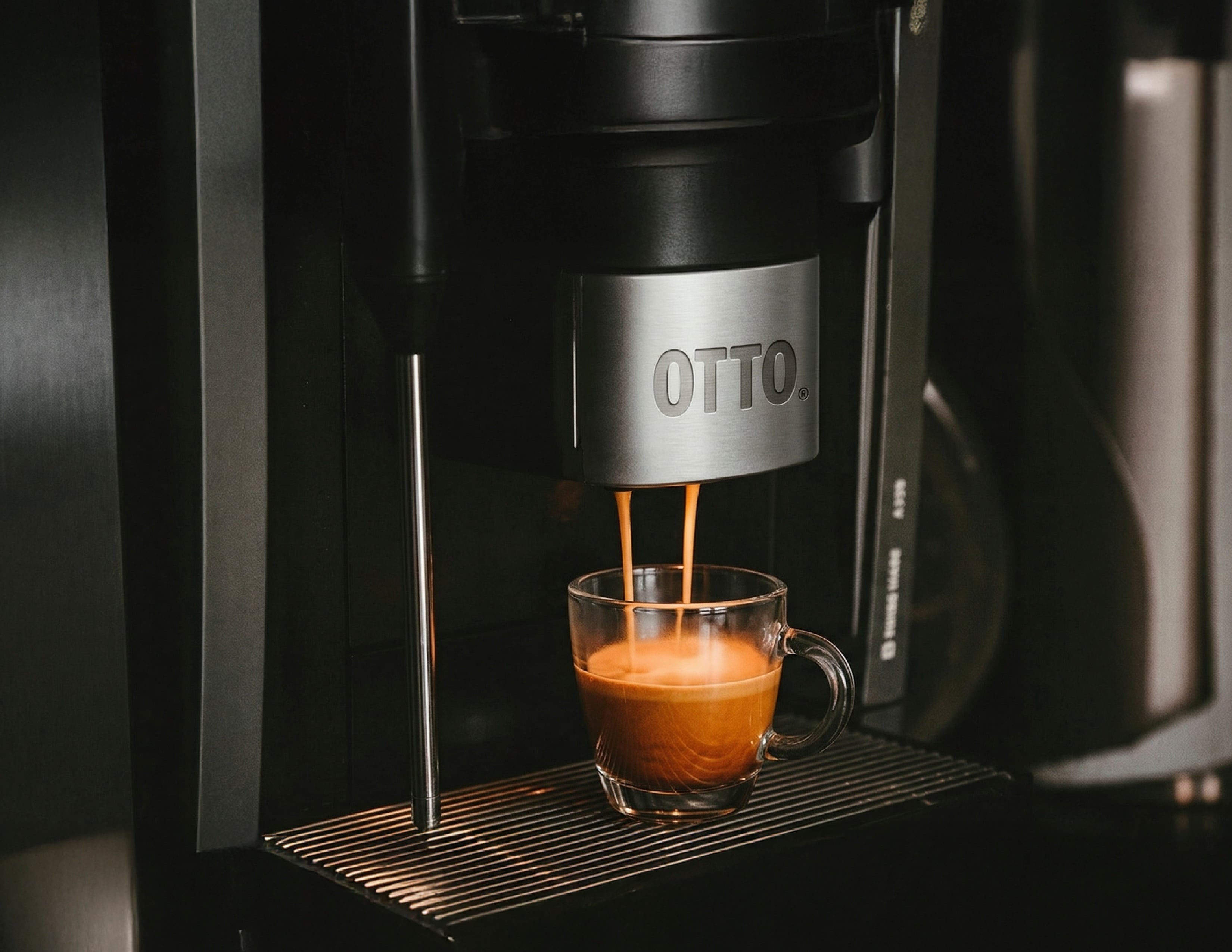 Máquina Dileo sirviendo café OTTO