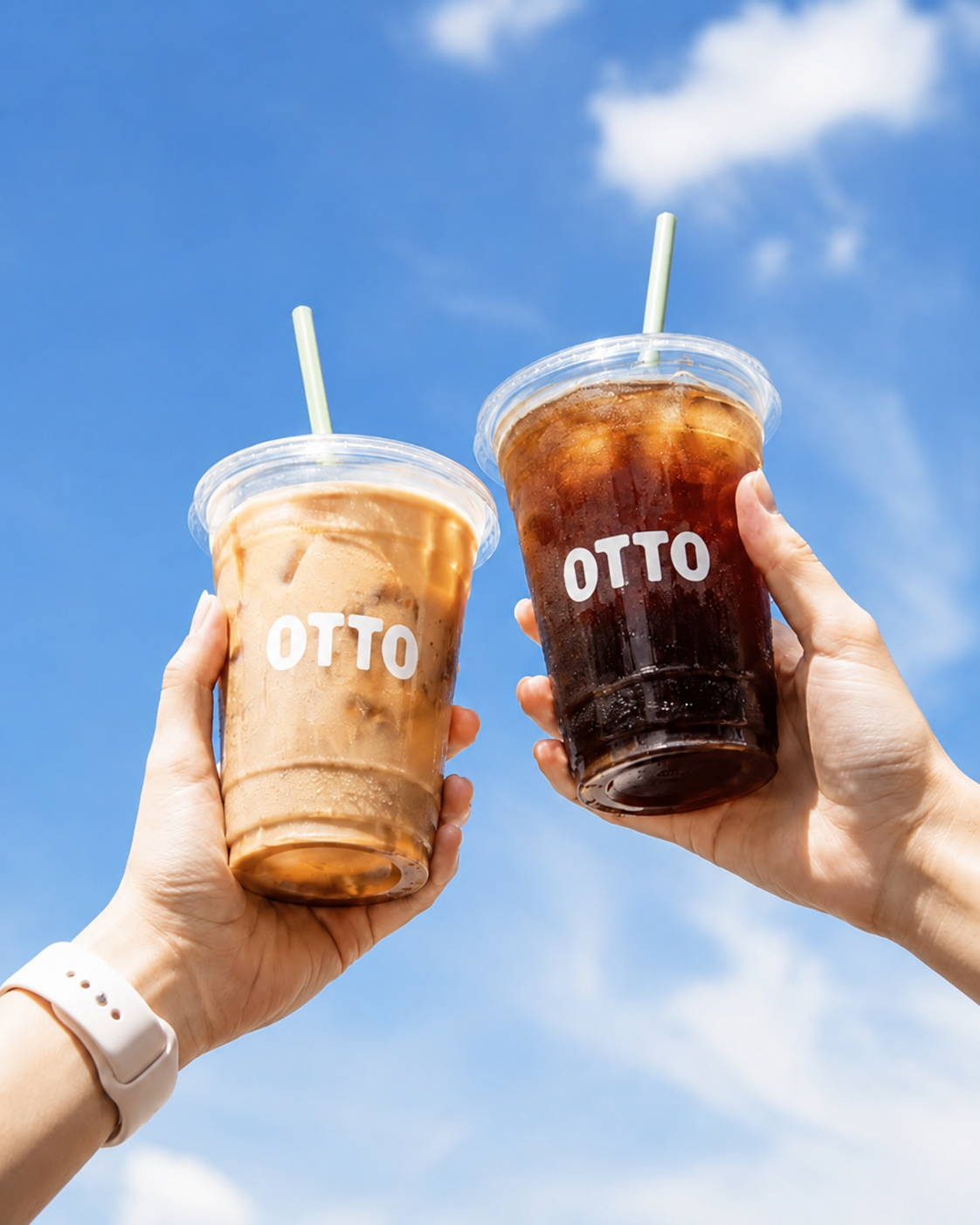 Dos vasos OTTO contra el cielo