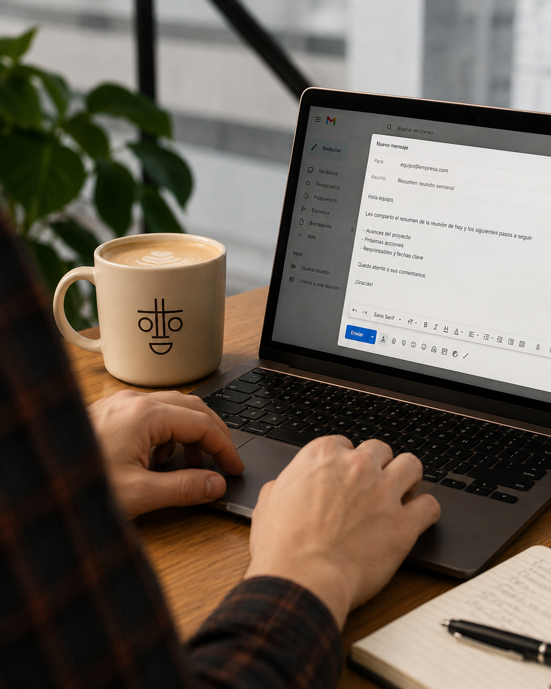 Taza OTTO junto a la laptop mientras se redacta un mail
