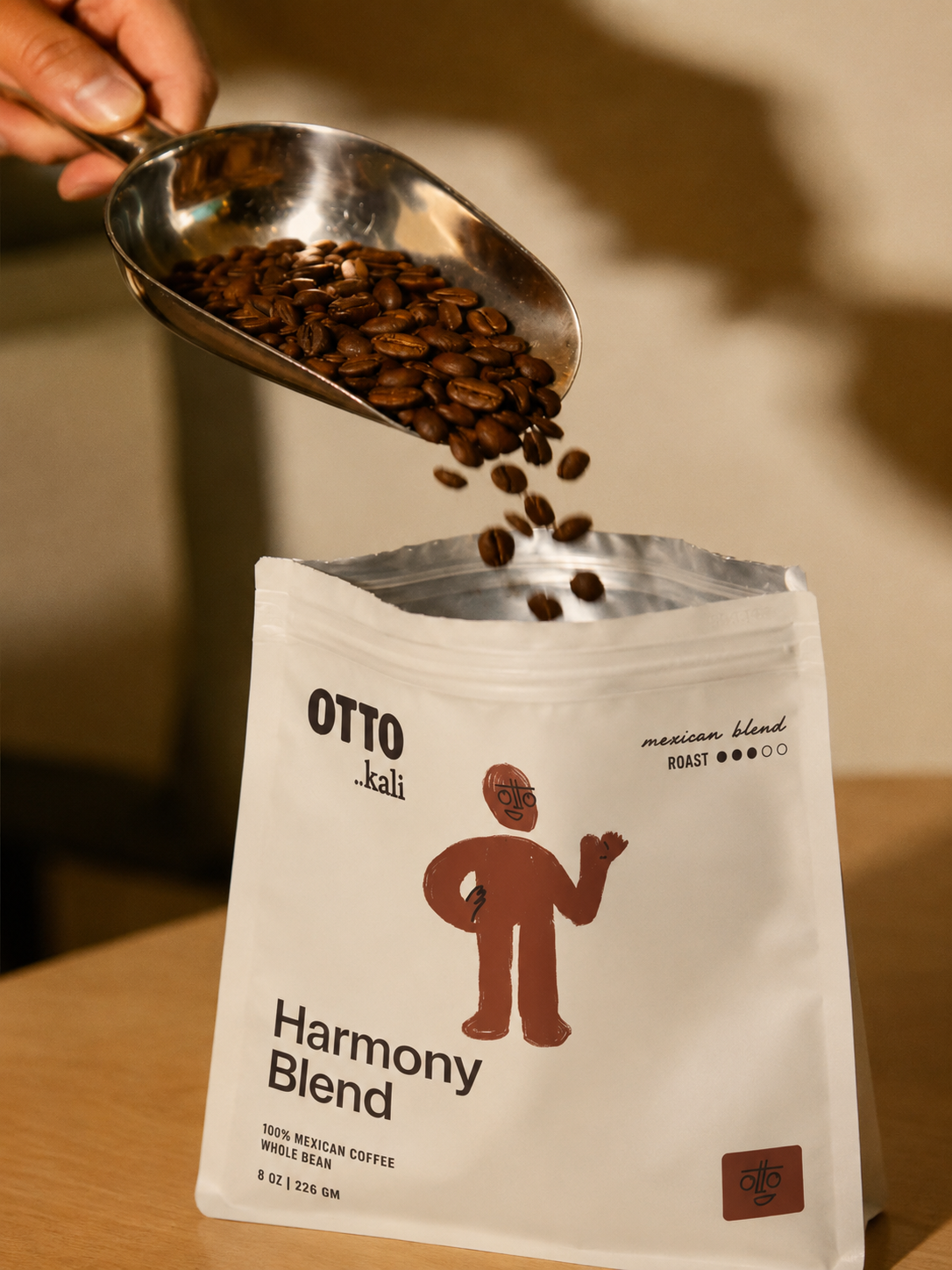Granos cayéndose en una bolsa de OTTO Harmony Blend
