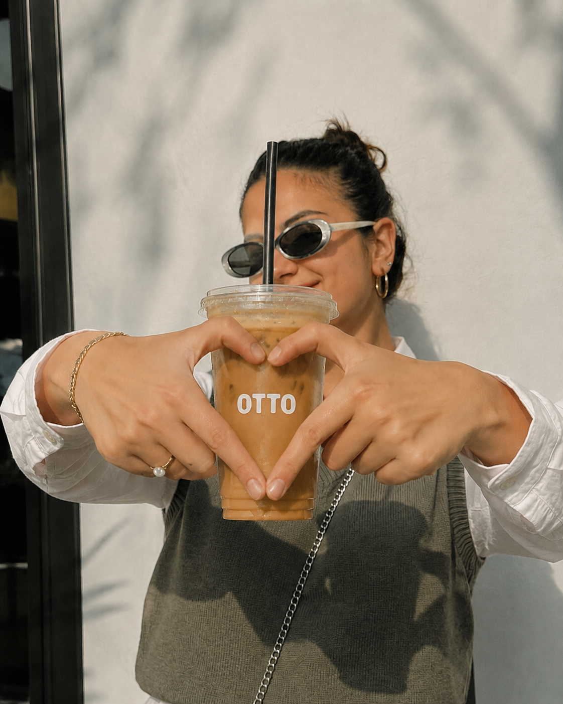 Vaso OTTO helado con las manos en forma de corazón